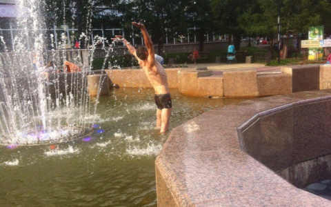 Пьяный сыктывкарец купался голышом в фонтане и звал к себе детей (фото, видео)