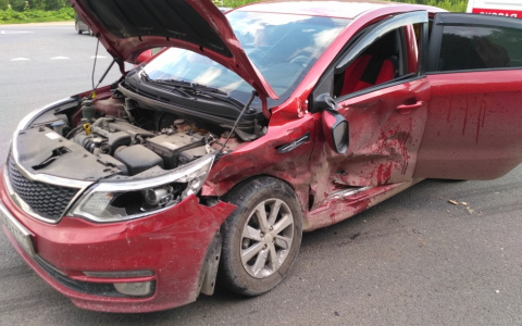 В Коми столкнулись Kia и Mitsubishi, пострадали пять человек (фото)