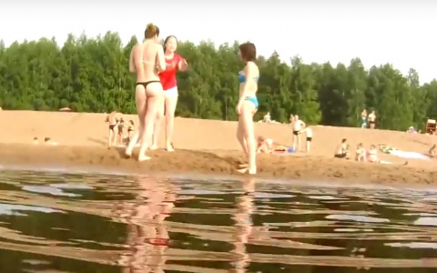Сыктывкарец сделал видео о девушках в откровенных бикини