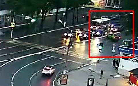 Появилось видео момента, когда «дрифтер» на «кольце» в Сыктывкаре влетел в ВАЗ
