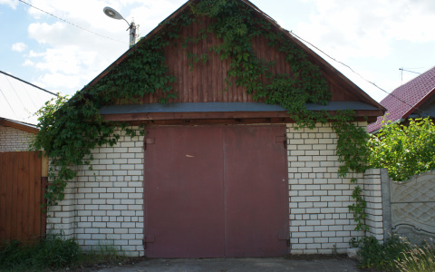 Пожилая жительница Коми упала в яму в гараже и не смогла из нее выбраться