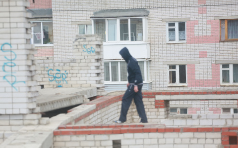 Сыктывкарских подростков с крыши многоэтажки снимали спасатели