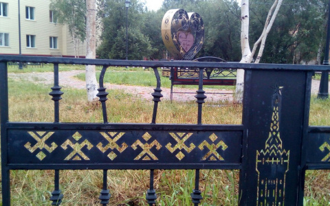 В Коми двухлетнюю девочку, застрявшую головой в заборе, вытаскивали спасатели