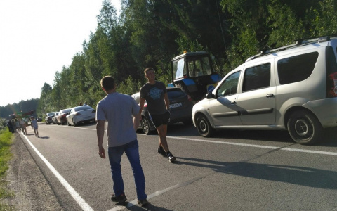 В Коми из-за перевернувшегося большегруза остановилось движение по трассе (фото, видео)