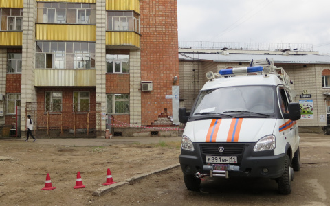 Появились фото с места обрушения части облицовки жилого дома в центре Сыктывкара (фото)