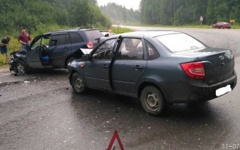 Под Сыктывкаром две автоледи не смогли разъехаться на перекрестке