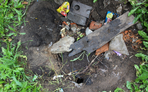 В Сыктывкаре девочка провалилась в дыру в земле прямо на детской площадке (фото)