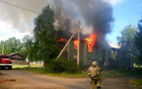 В Коми полыхает двухэтажный деревянный дом (фото, видео)