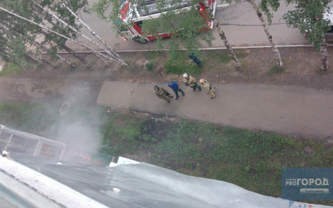 Сыктывкарцы сообщили, что возле республиканского стадиона загорелся дом (фото)