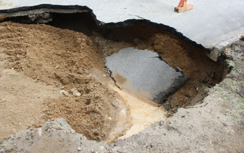 В Сыктывкаре целая полоса дороги ушла под землю вместе с бордюрами (фото)
