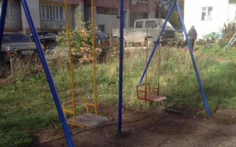 На одной из детских площадок в Коми неизвестные разлили кислоту