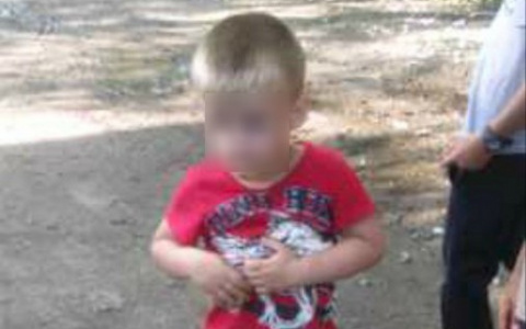 В Сыктывкаре прохожие нашли 3-летнего мальчика, который бродил один по улице