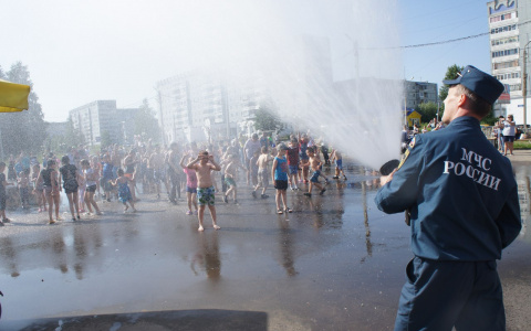 Сотрудник МЧС облил толпу сыктывкарцев водой из шланга (фото)