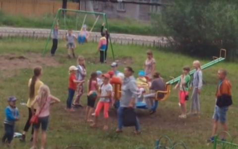 В Сыктывкаре дети выстраиваются в очередь, чтобы покататься на единственной карусели (видео)