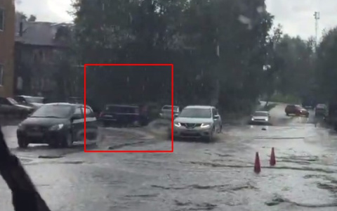 В Сыктывкаре после ливня водители объезжают «реки» на дорогах по тротуарам (фото, видео)