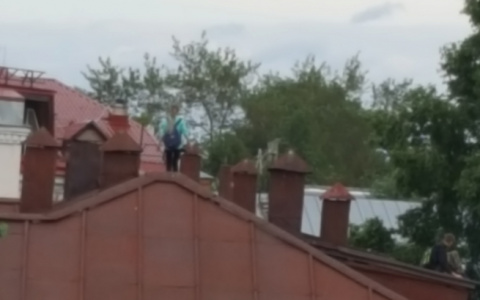 В Сыктывкаре дети лезут на крышу заброшенной поликлиники ради фотографий (фото)