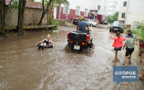 Журналист портала PG11.ru нырнул в самую глубокую лужу Сыктывкара (фото, видео)