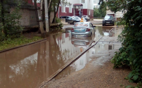 В самой глубокой луже Сыктывкара застряло такси (фото)
