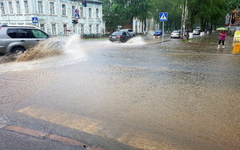 В Сыктывкар пришли осенние ливни: тонут люди и машины (фото, видео)