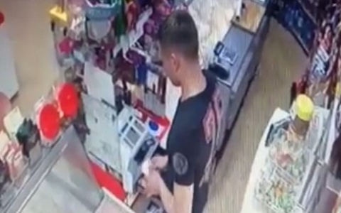 В Коми охранник магазина месяц нагло таскал деньги из кассы (видео)