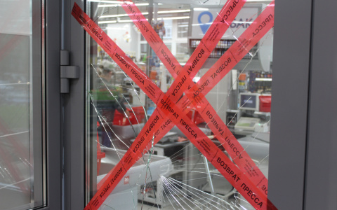 В Сыктывкаре дебошир разбил стекло в магазине за то, что ему не продали спиртное (фото)