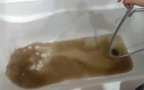 У сыктывкарцев из крана течёт грязь с тошнотворным запахом (видео)