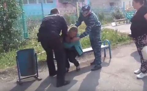 В Коми полицейские пытались силой затолкать женщину в машину (видео)