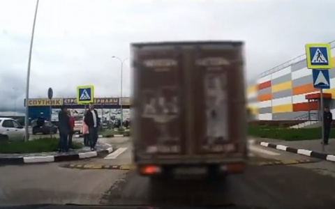 В крупном торговом центре Сыктывкара искали бомбу (видео)