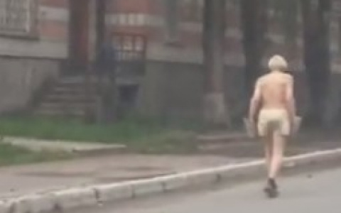 Полуголый дедушка в трусах, маске и варежках бежал в центре Сыктывкара (видео)