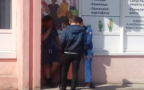 В Сыктывкаре дети внаглую курили возле торгового центра (фото)