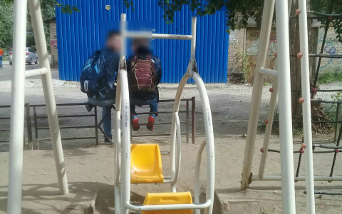 В Коми подростки сломали единственные качели на детской площадке (фото)