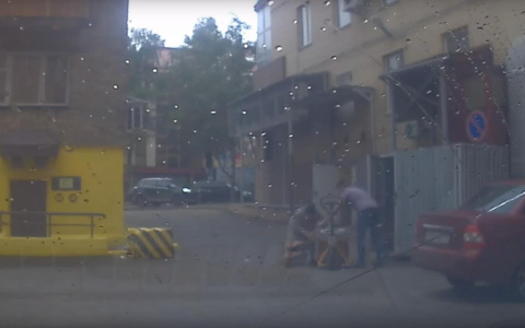 Сыктывкарец снял, как голодная бабушка таскает просроченные продукты из магазина (видео)