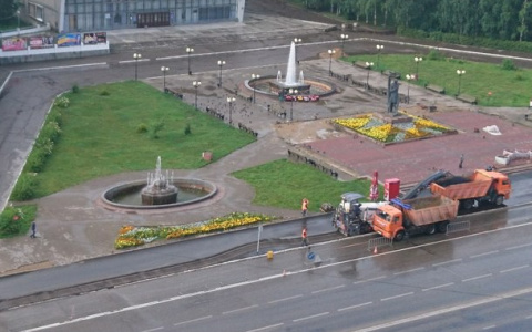 В Сыктывкаре на улице Коммунистической сняли только что уложенный асфальт
