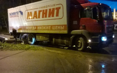 В Сыктывкаре продуктовый большегруз чуть не размазал легковушку, когда поворачивал во двор (фото, видео)
