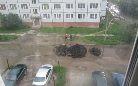 В Сыктывкаре в яму на дороге свалили груду ломаного асфальта