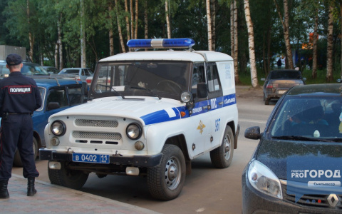 Очевидцы сообщили, что неизвестные люди с оружием атаковали ТЦ «Парма» в Сыктывкаре (фото)