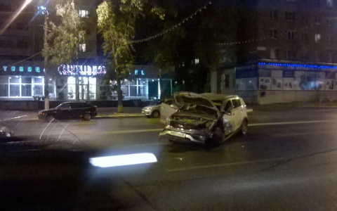 В центре Сыктывкара водителя доставали из искореженного в ДТП авто