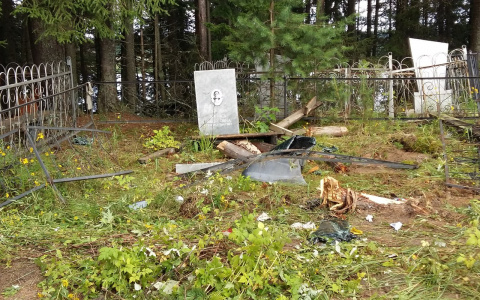 В Коми ночные гонщики разгромили кладбище (фото)