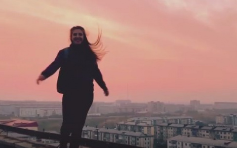 В Коми подростки сняли жизнеутверждающий клип на крыше многоэтажки (видео)