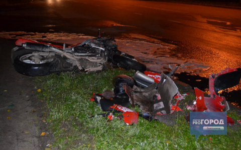 Появились фото с места ДТП у вокзала в Сыктывкаре, где сбили мотоциклиста