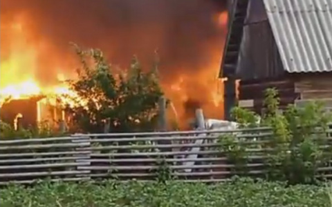 Жители Коми нашли мистическое видео пожара, где видно силуэт человека