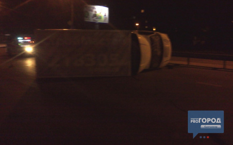 Ночью в Сыктывкаре перевернулся грузовик, водитель бросил авто и скрылся (фото)