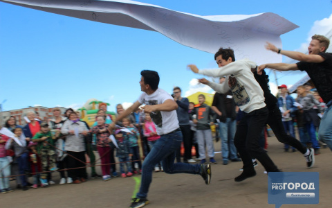 Сыктывкарцы отметили День Эжвы запуском самого большого бумажного самолетика (фото)