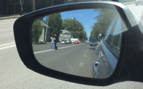 В Сыктывкаре парень и девушка подрались посреди проезжей части Октябрьского проспекта (фото)