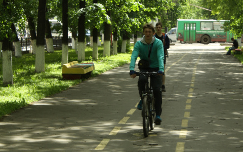 В Сыктывкаре велосипедист на ходу порезал ножом девушку-пешехода