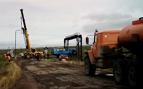 Появилось видео ДТП в Коми, где столкнулись КамАЗ с вагоном и пострадали 7 человек