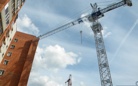 В Сыктывкаре строительный кран работает прямо над головами напуганных прохожих (фото)