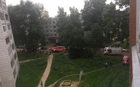 В Сыктывкаре горел жилой дом, люди в панике разбивали окна (видео)