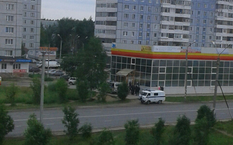 В Сыктывкаре мужчина взломал дверь и ворвался в торговый центр