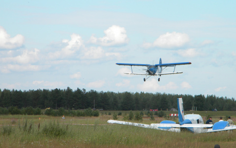 В Коми проходит авиаслет «Небесные тихоходы»: байкеры, брейк и самолеты (фото)
